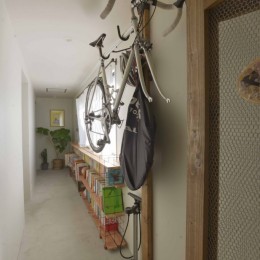猫とくつろぐ長い廊下の家 (自転車)