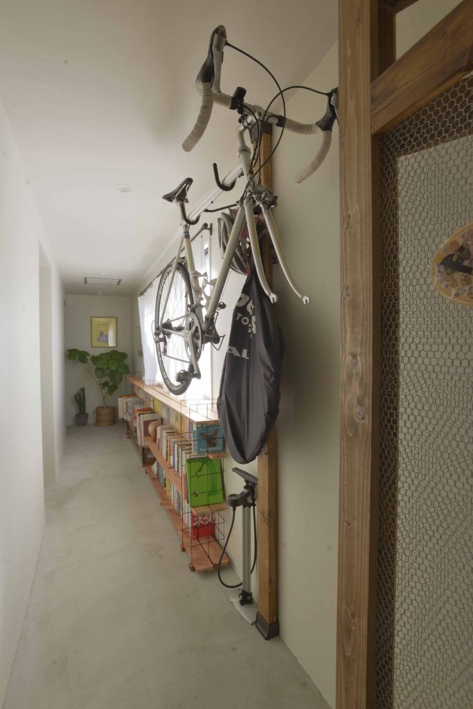 収納事例：自転車（猫とくつろぐ長い廊下の家）