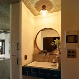 モルタルキッチンが映えるドライフラワーのある暮らし-洗面