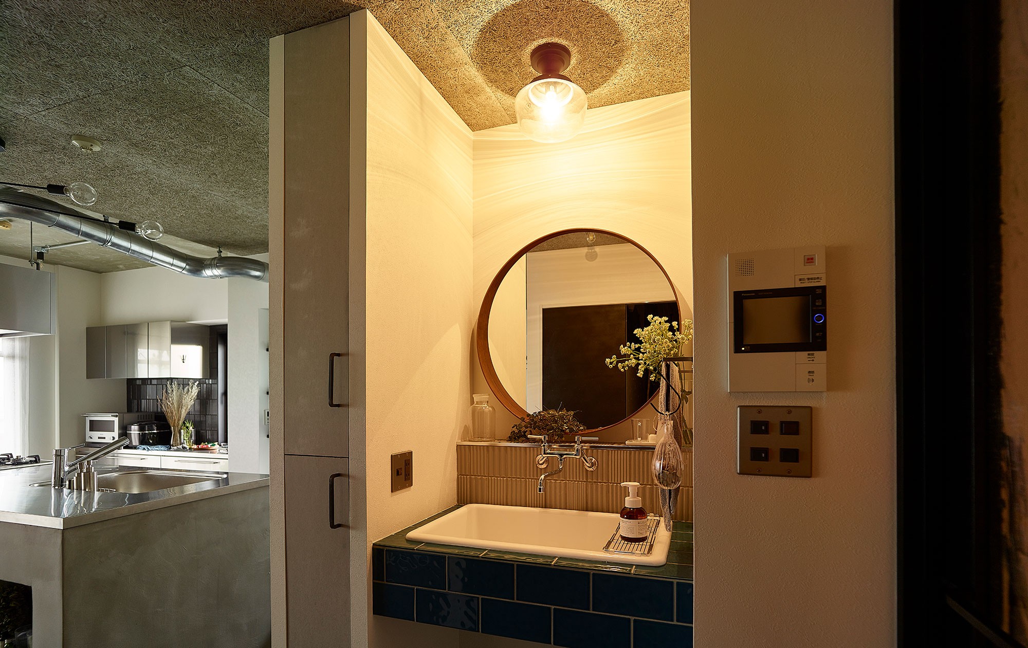 洗面 モルタルキッチンが映えるドライフラワーのある暮らし バス トイレ事例 Suvaco スバコ