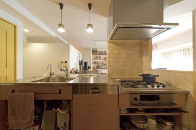 造作キッチン (大阪府Mさん邸：オーダーキッチンや広い玄関など「予算内でこんなに！」)