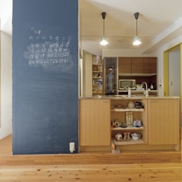 キッチン壁のお絵かき空間 (大阪府Mさん邸：オーダーキッチンや広い玄関など「予算内でこんなに！」)