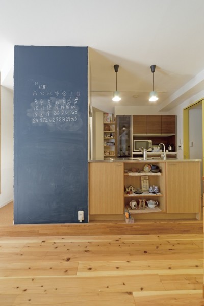 キッチン壁のお絵かき空間 (大阪府Mさん邸：オーダーキッチンや広い玄関など「予算内でこんなに！」)