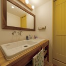大阪府Mさん邸：オーダーキッチンや広い玄関など「予算内でこんなに！」の写真 横長で使いやすい洗面台