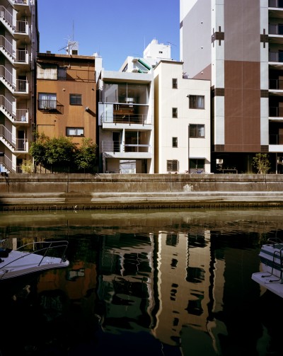 外観 (【日本橋-川辺の家  <親の家>】　川の畔に建つ、宙に浮くコンクリートの箱)