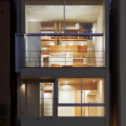 【日本橋-川辺の家  <親の家>】　川の畔に建つ、宙に浮くコンクリートの箱 (外観（夕景）)