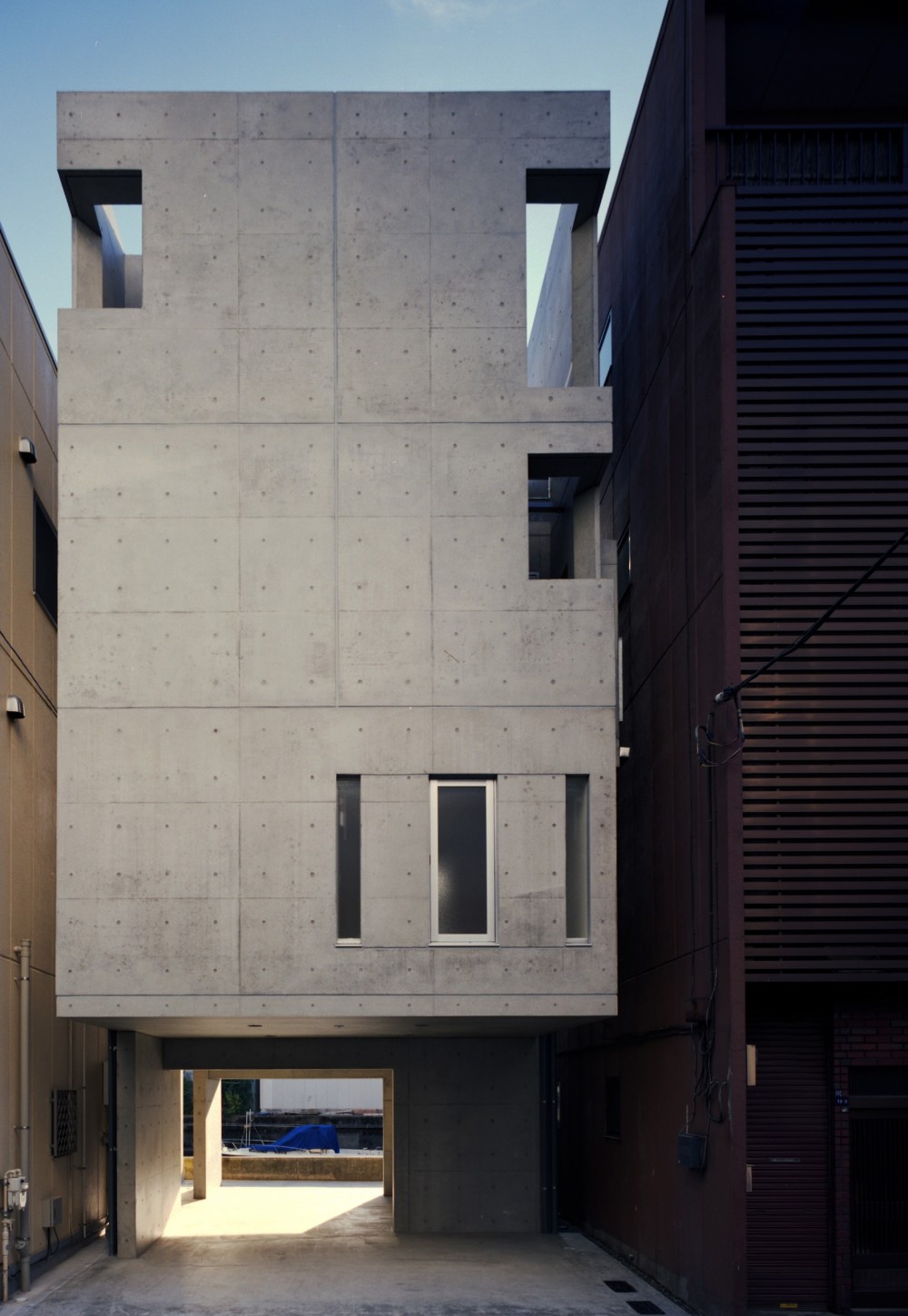 【日本橋-川辺の家  <親の家>】　川の畔に建つ、宙に浮くコンクリートの箱 (外観)