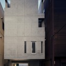 【日本橋-川辺の家  <親の家>】　川の畔に建つ、宙に浮くコンクリートの箱の写真 外観