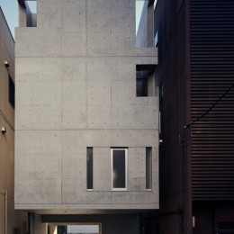 【日本橋-川辺の家  <親の家>】　川の畔に建つ、宙に浮くコンクリートの箱 (外観)