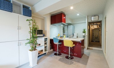 囲われた独立型キッチンから壁を無くして実現した対面式カウンターキッチン｜メンテナンス性の良い床材と塗装を活用してイメージを一新。コスパ良く実現したカジュアルなリビング