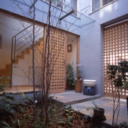 都市型中庭住宅-コンクリートと木でつくるモダンな和 (耐火建築でも木製扉をつけたい)