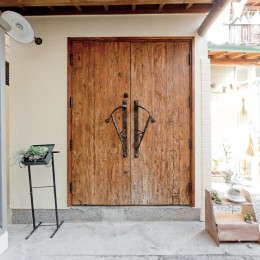 大阪府Ｏさん邸：アンティークの木のドアが迎える家 (玄関ドア)
