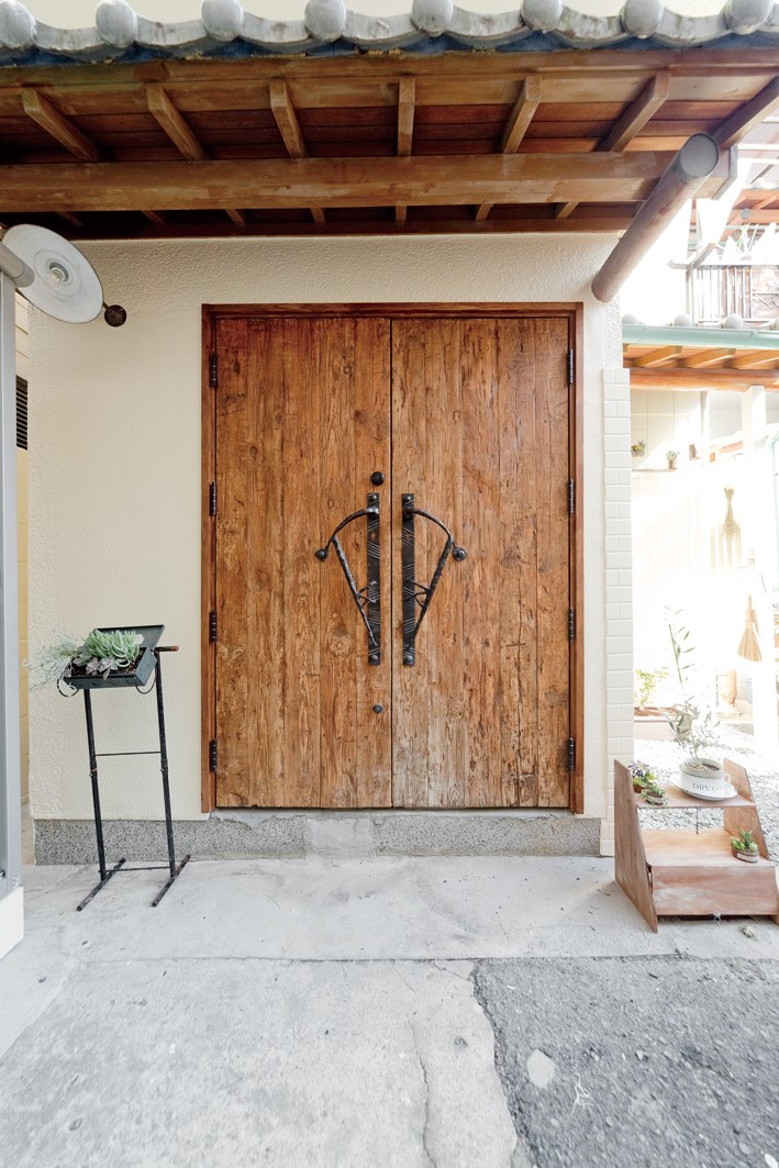 玄関ドア 大阪府ｏさん邸 アンティークの木のドアが迎える家 玄関事例 Suvaco スバコ