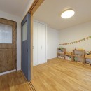 大阪府Ｏさん邸：自然素材と二重窓で結露を解消。たっぷり収納ですっきり片付くシンプルおしゃれな家にの写真 子ども部屋