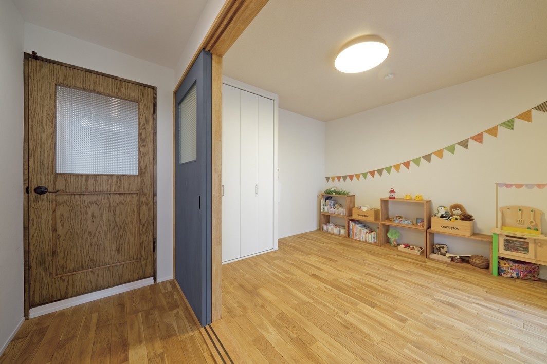子供部屋事例：子ども部屋（大阪府Ｏさん邸：自然素材と二重窓で結露を解消。たっぷり収納ですっきり片付くシンプルおしゃれな家に）