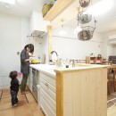大阪府Sさん邸：壁を塗ったり、パーツを探したり、一緒につくって思い入れたっぷりのリノベーションの写真 ナチュラルキッチン