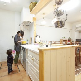 大阪府Sさん邸：壁を塗ったり、パーツを探したり、一緒につくって思い入れたっぷりのリノベーション (ナチュラルキッチン)
