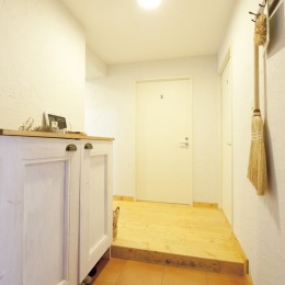 大阪府Sさん邸：壁を塗ったり、パーツを探したり、一緒につくって思い入れたっぷりのリノベーション (玄関)