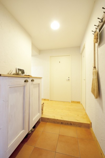 玄関 (大阪府Sさん邸：壁を塗ったり、パーツを探したり、一緒につくって思い入れたっぷりのリノベーション)