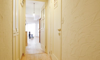 大阪府Sさん邸：壁を塗ったり、パーツを探したり、一緒につくって思い入れたっぷりのリノベーション (廊下)