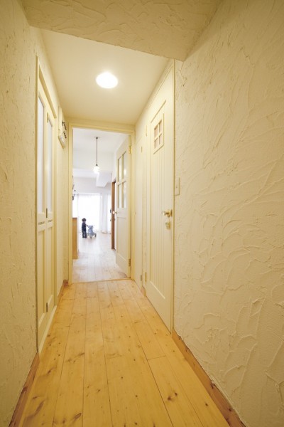 廊下 (大阪府Sさん邸：壁を塗ったり、パーツを探したり、一緒につくって思い入れたっぷりのリノベーション)