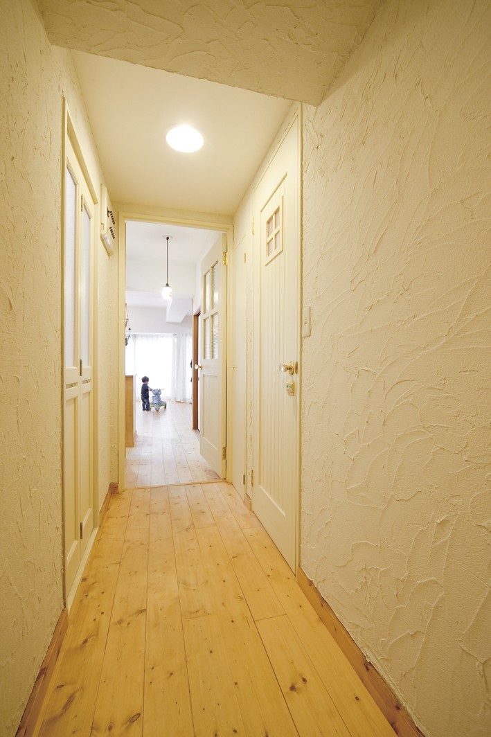その他事例：廊下（大阪府Sさん邸：壁を塗ったり、パーツを探したり、一緒につくって思い入れたっぷりのリノベーション）
