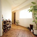 大阪府Fさん邸：スケルトンリフォームで生まれた新しい空間の写真 採光も抜群の気持ちがいい玄関