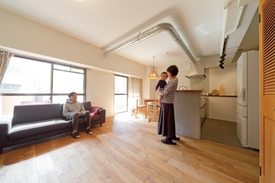 むき出しの配管がアクセント (京都府Kさん邸：建具まで自然素材の空間で、子どももネコものびのびと。)
