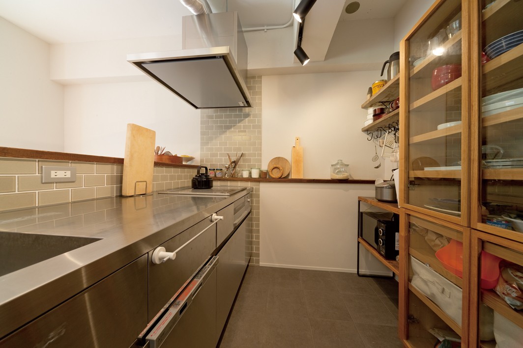 キッチン事例：キッチン（京都府Kさん邸：建具まで自然素材の空間で、子どももネコものびのびと。）