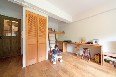 将来は間仕切り子ども部屋にも (京都府Kさん邸：建具まで自然素材の空間で、子どももネコものびのびと。)