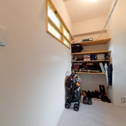 京都府Kさん邸：建具まで自然素材の空間で、子どももネコものびのびと。 (土間スペース)