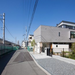 鶴見の家／線路沿いの細長い敷地に建つ木造３階建ての２世帯住宅