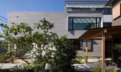 鶴見の家／線路沿いの細長い敷地に建つ木造３階建ての２世帯住宅 (外観／)