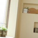 滋賀県Ｎさん邸：雑貨が似合う家に「わくわく」気分の写真 ニッチを設けた壁