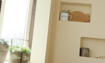 滋賀県Ｎさん邸：雑貨が似合う家に「わくわく」気分 (ニッチを設けた壁)