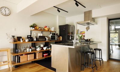 こだわったステンレスのキッチン｜ガラスを使い広々とした空間を演出。コストとこだわりのバランスが絶妙な家作り。