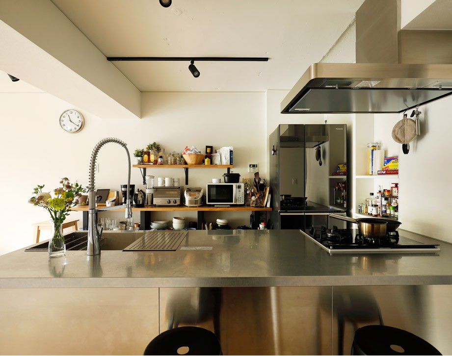 キッチン事例：会話も楽しめるカウンター付きキッチン（ガラスを使い広々とした空間を演出。コストとこだわりのバランスが絶妙な家作り。）