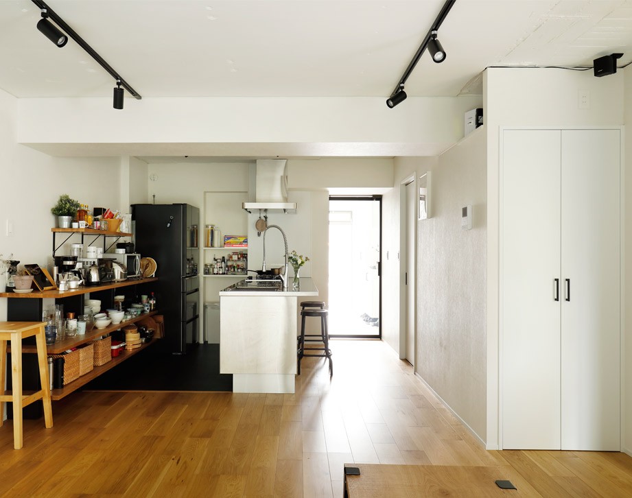 キッチン事例：天井をできるだけ高く（ガラスを使い広々とした空間を演出。コストとこだわりのバランスが絶妙な家作り。）