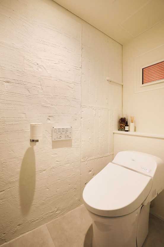 バス/トイレ事例：以前のリフォーム跡を生かしたトイレの壁（ガラスを使い広々とした空間を演出。コストとこだわりのバランスが絶妙な家作り。）