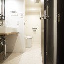 ペニンシュラ型キッチンの1LDKにの写真 トイレ