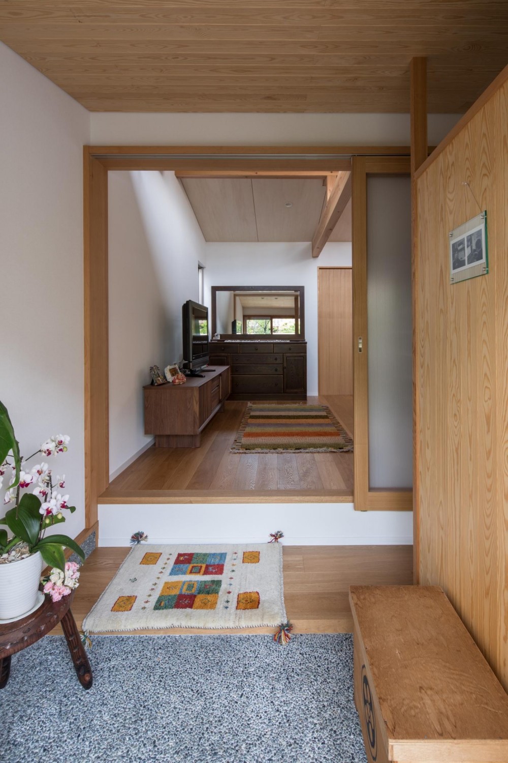伊勢田の家／夫婦２人のためのコンパクトな平屋の住まい (玄関／右側は衝立で仕切られたシューズクロークになっています)
