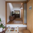 伊勢田の家／夫婦２人のためのコンパクトな平屋の住まいの写真 玄関／右側は衝立で仕切られたシューズクロークになっています