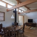 伊勢田の家／夫婦２人のためのコンパクトな平屋の住まいの写真 リビング・ダイニング／道路側に設けた高窓から明るい光が差し込みます。