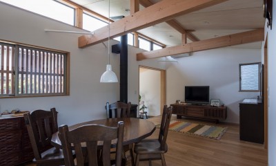 伊勢田の家／夫婦２人のためのコンパクトな平屋の住まい (リビング・ダイニング／道路側に設けた高窓から明るい光が差し込みます。)
