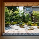 嵯峨の家２／リビングと庭のリノベーションの写真 リビング／フルオープンにすることが可能な木製のガラス戸
