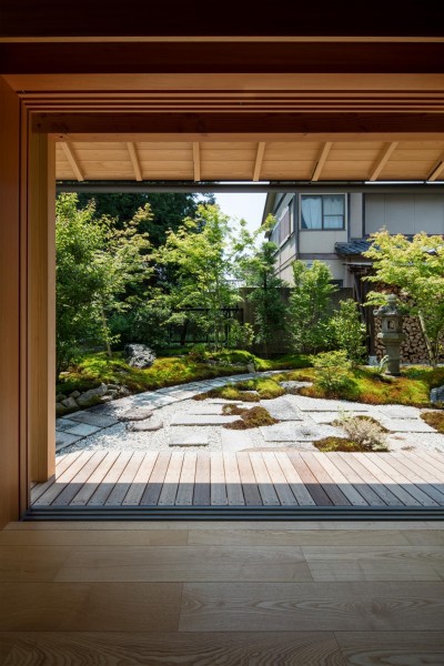 リビング／フルオープンにすることが可能な木製のガラス戸 (嵯峨の家２／リビングと庭のリノベーション)