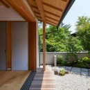 嵯峨の家２／リビングと庭のリノベーションの写真 リビング／新たに設けた縁側を介して庭とつながります