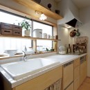 大阪府Iさん邸：実家の一部を増改築し、デザインにこだわった子世帯の住まいへの写真 木のキッチン