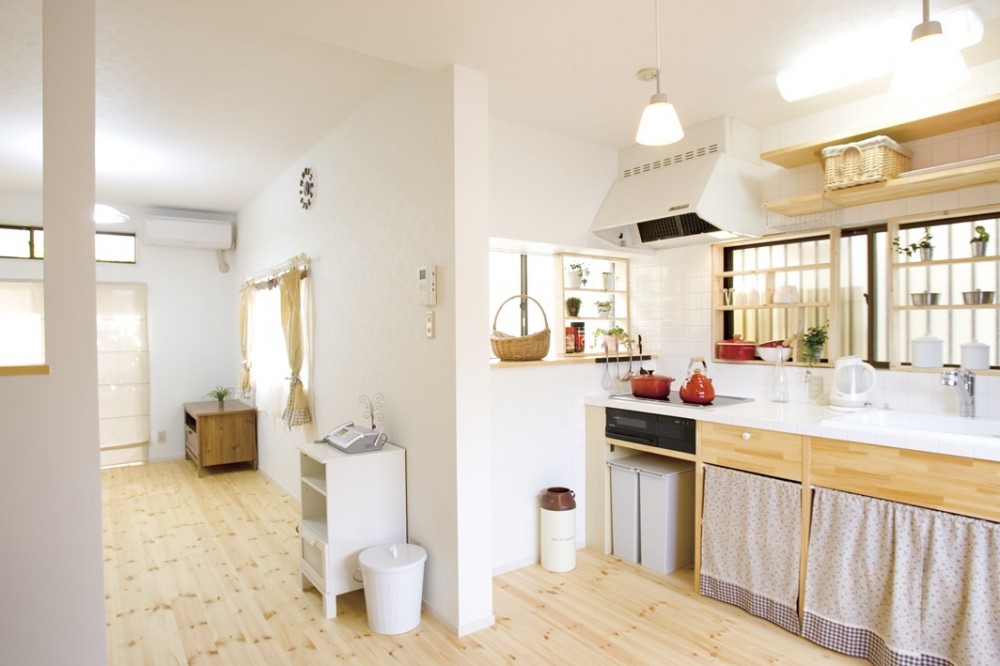 大阪府Mさん邸：「好きな雰囲気の家に住みたい」 (憧れの白いタイルのキッチン)