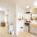 大阪府Mさん邸：「好きな雰囲気の家に住みたい」の写真 憧れの白いタイルのキッチン
